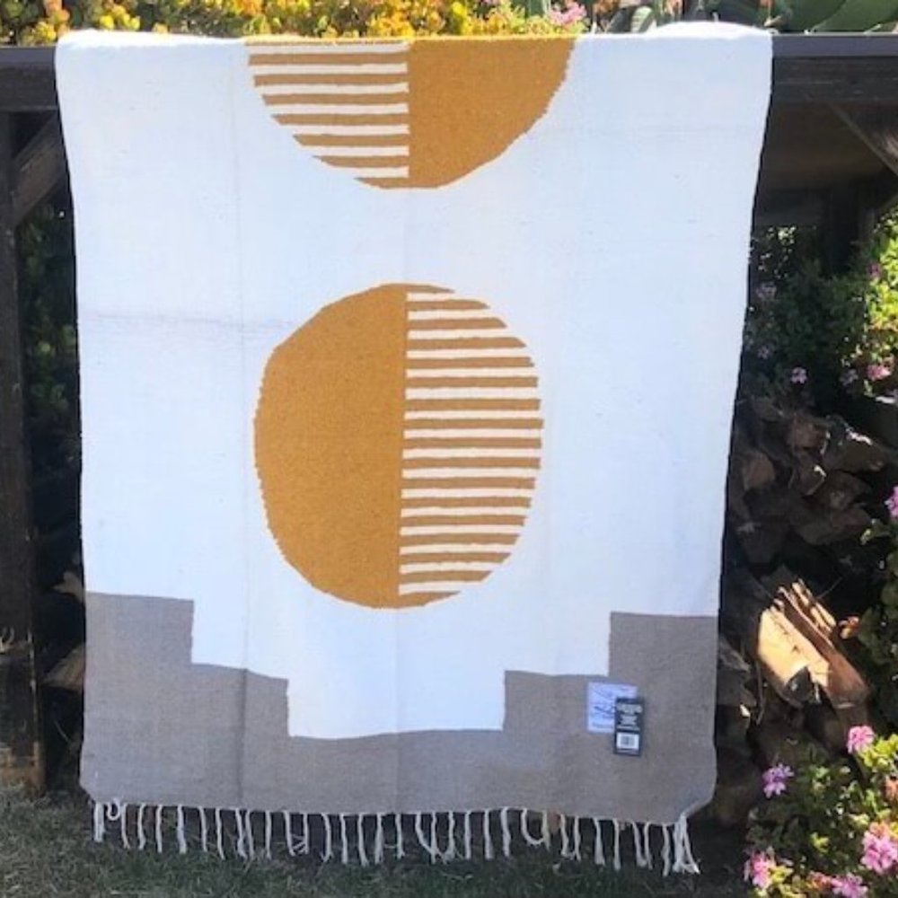 NWT! Esalen + Trek Light Gear Blanket in Horizon Gold‎